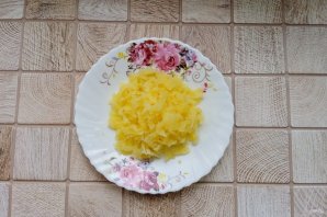 Слоёный салат "Нежность" с крабовыми палочками