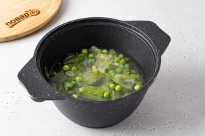 Крем-суп из зеленого горошка и салата айсберг