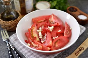 Салат из помидоров с сахаром и уксусом
