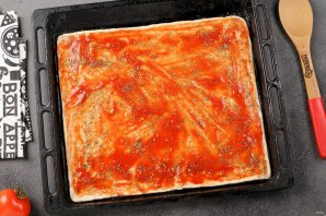 Квадратная пицца с колбасой