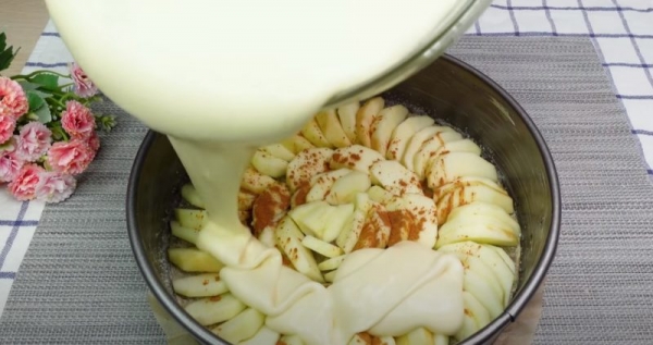 Шарлотка за 15 минут: рецепт яблочного пирога, который тает на языке