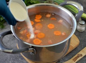 Суп из минтая с манкой и зелёным луком