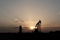 Комитет ОПЕК+ рекомендовал и дальше сокращать добычу нефти