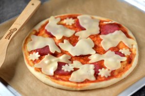 Пицца с сырными кроликами на Новый год Пицца с сырными кроликами на Новый год