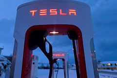 Акции Tesla рухнули из-за планов выпускать дешевый электромобиль