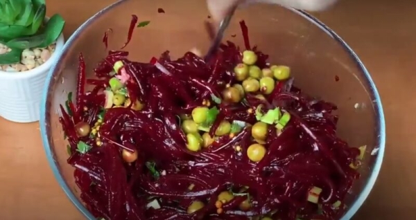 Съедят за 2 минуты! Новый салат из свеклы: готовлю на каждый день и на праздник