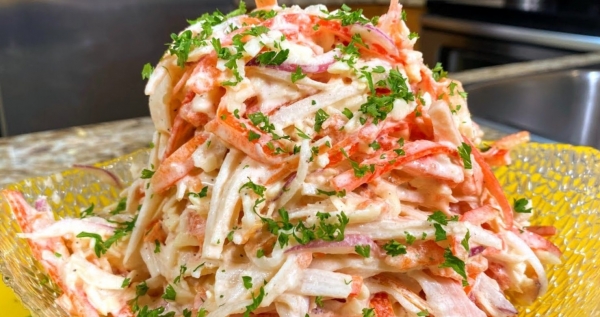 Вкусный салат с крабовыми палочками. Праздничный салат «Красное море» — сочный и быстрый