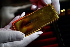 Заводам разрешили продавать россиянам золото слитками