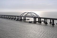 Движение автомобилей по Крымскому мосту приостановили
