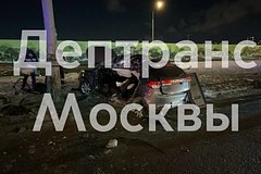 В Москве водитель на большой скорости влетел в столб и погиб