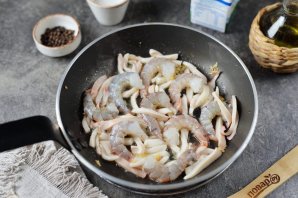 Креветки и кальмары в сливочном соусе