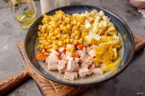 Салат с яичными блинчиками, копчёной курицей и кукурузой