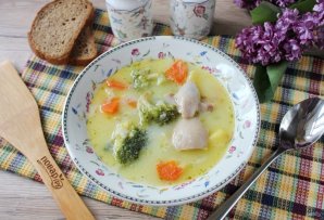 Сырный суп с брокколи и курицей
