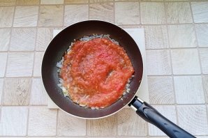Жареная треска с помидорами и оливками