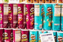 В российских магазинах закончились запасы чипсов Pringles