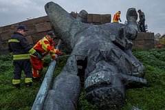 Во Львовской области демонтировали памятник Советскому солдату