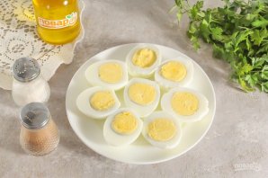 Яйца фаршированные печенью трески с красной икрой