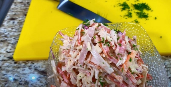 Вкусный салат с крабовыми палочками. Праздничный салат «Красное море» — сочный и быстрый