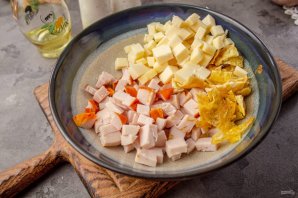 Салат с яичными блинчиками, копчёной курицей и кукурузой
