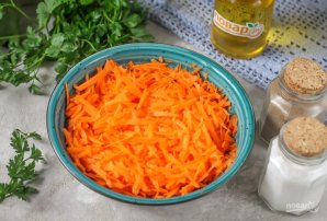Морковный салат с орехами и петрушкой