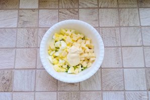 Салат "Прованс" с кукурузой и колбасным сыром