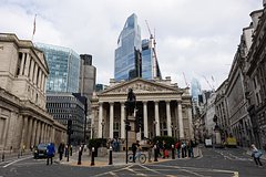 Банк Англии начал «тушить пожар» в финансовой системе