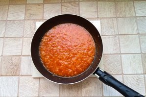 Жареная треска с помидорами и оливками