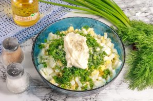 Салат с яйцом, огурцом, зелёным луком и сыром