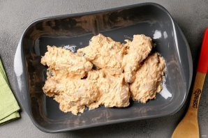 Курица в чесночно-луковом маринаде запечённая в духовке