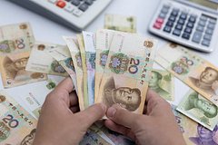 Доллар впервые проиграл юаню на российском рынке