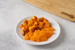 Оранжевый салат с мандаринами и хурмой