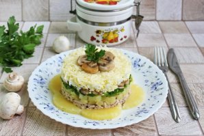 Слоёный салат с ананасами, курицей и жареными грибами