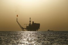 Цена на нефть рекордно снизилась