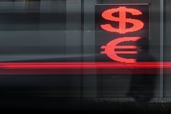 У российских банков резко сократились запасы долларов и евро