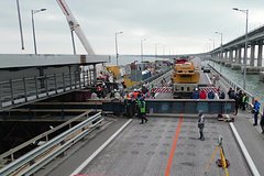 Названы сроки установки новых пролетов Крымского моста