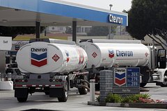 Chevron заявила о продолжающей снабжать мир нефтью России