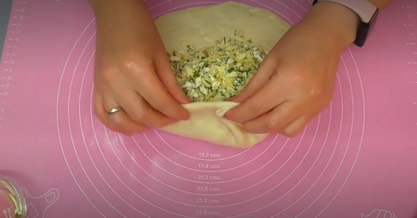 Простой рецепт сырного пирога: готовить одно удовольствие. И начинки можно менять