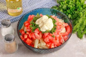 Салат с копченой колбасой и макаронами