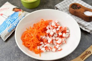 Салат из крабовых палочек, моркови по-корейски и сыра