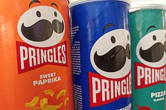 Производитель Pringles продаст российский бизнес