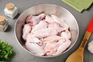 Куриные крылышки с чесноком и карри запечённые в духовке