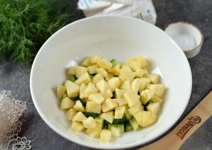 Крабовый салат с яблоком и огурцом