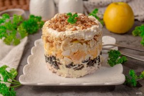 Слоёный салат с курицей, черносливом, яблоком и орехами