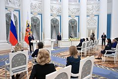 Путин вручил в Кремле госнаграды выдающимся россиянкам
