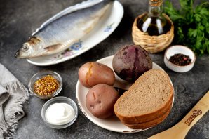 Сморреброд с сельдью, свекольным пюре и картофелем
