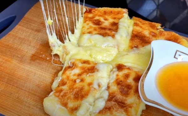 Завтрак за 15 минут! Сытная лепешка с сыром и картофелем: просто и быстро на сковороде