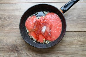 Сосиски на сковороде тушеные в томатном соусе