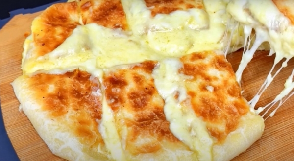 Завтрак за 15 минут! Сытная лепешка с сыром и картофелем: просто и быстро на сковороде