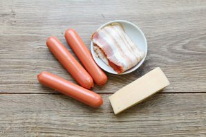 Сосиски с сыром и беконом в духовке