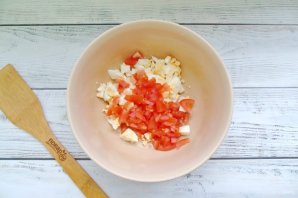 Салат из курицы с помидорами и кремовой заправкой